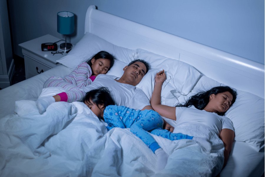 Bé có thể đối mặt với nhiều nguy cơ khi ngủ chung với bố mẹ